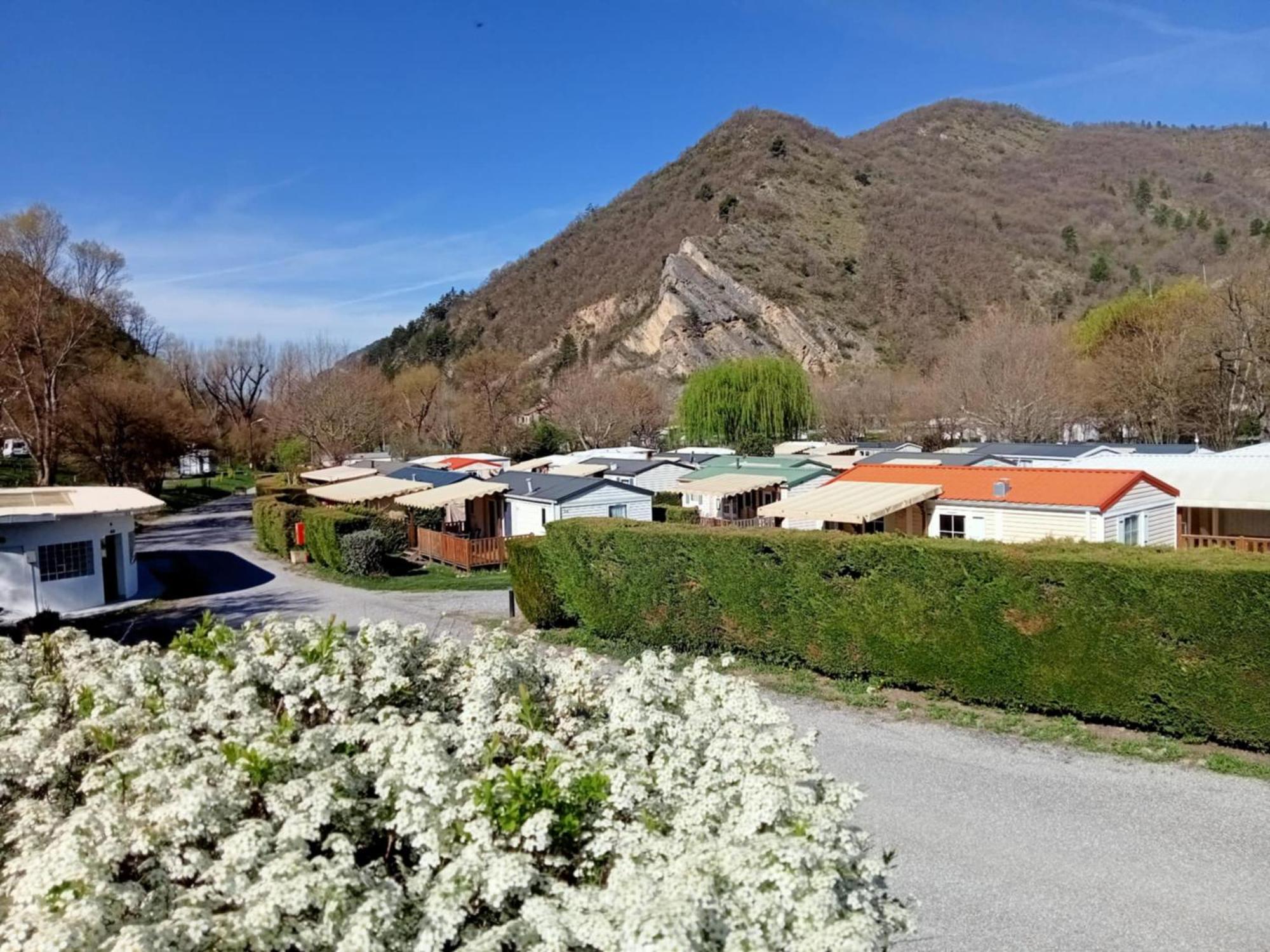 Camping Du Bourg Дин Ле Бен Екстериор снимка